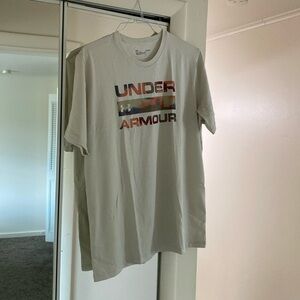 NWOT mens under armour t-shirt (L)